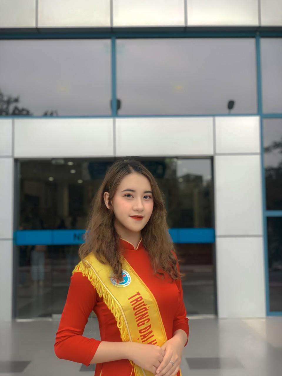 Huyền Trang là thành viên ban Sự kiện, đội Lễ tân trường Đại học Kinh tế Quốc dân.