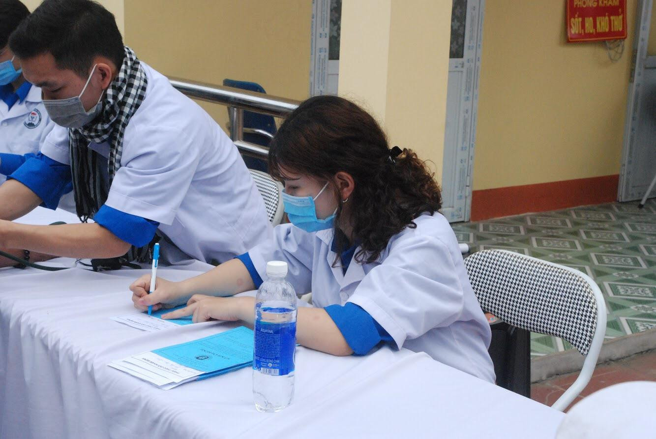 Cùng với đó là các hoạt động hỗ trợ khám chữa bệnh cho mọi người.