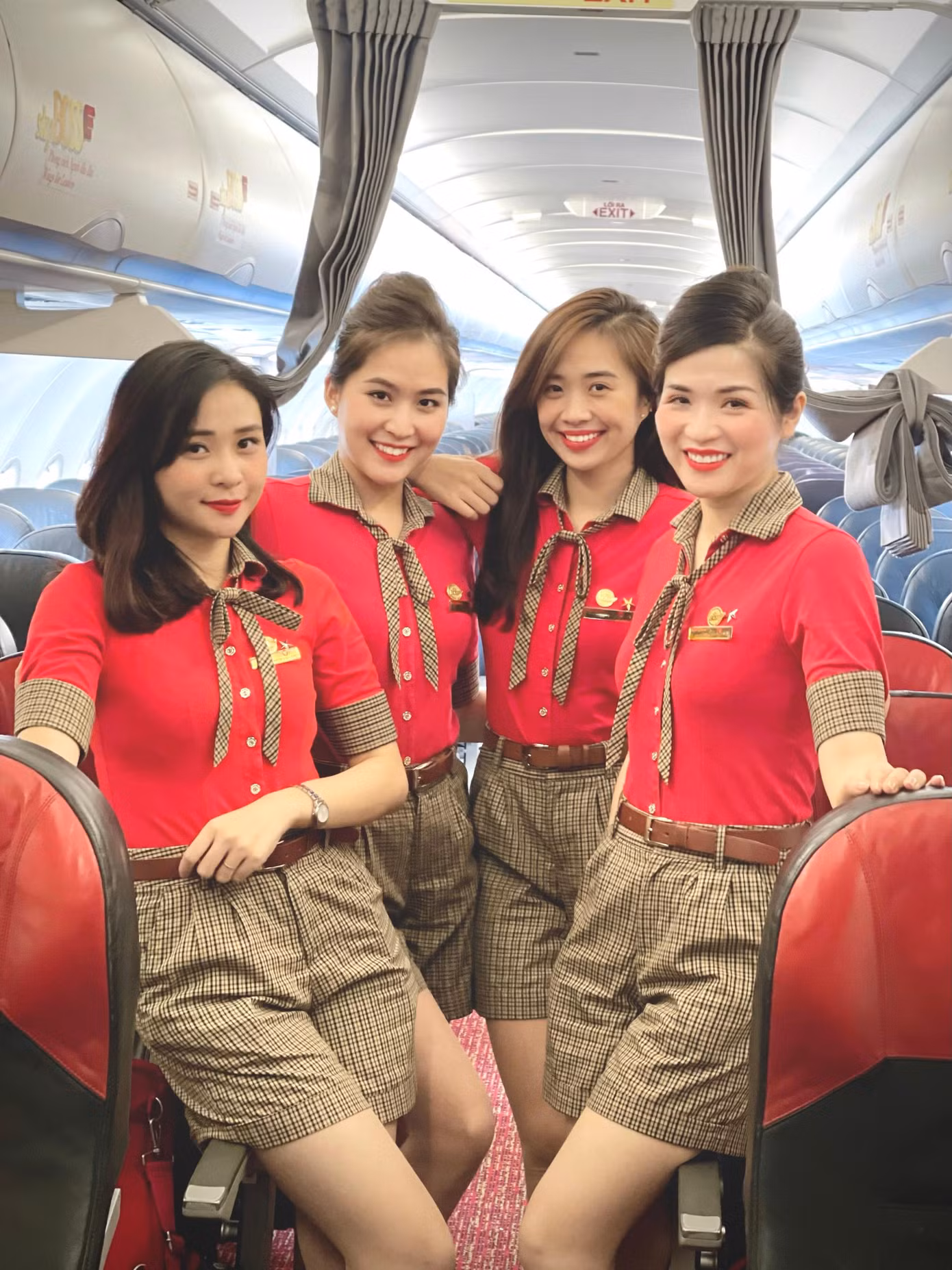 Lê Thu Trang và các đồng nghiệp trong cùng chuyến bay.