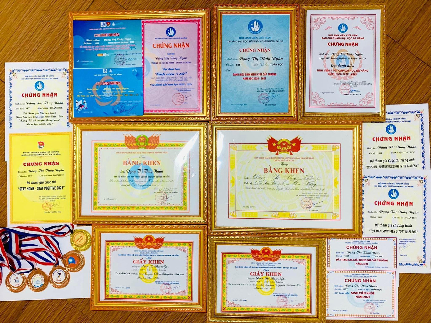 Một số thành tích Thúy Ngân đạt được trong 4 năm sinh viên tại Trường Đại học Sư Phạm - Đại học Đà Nẵng.