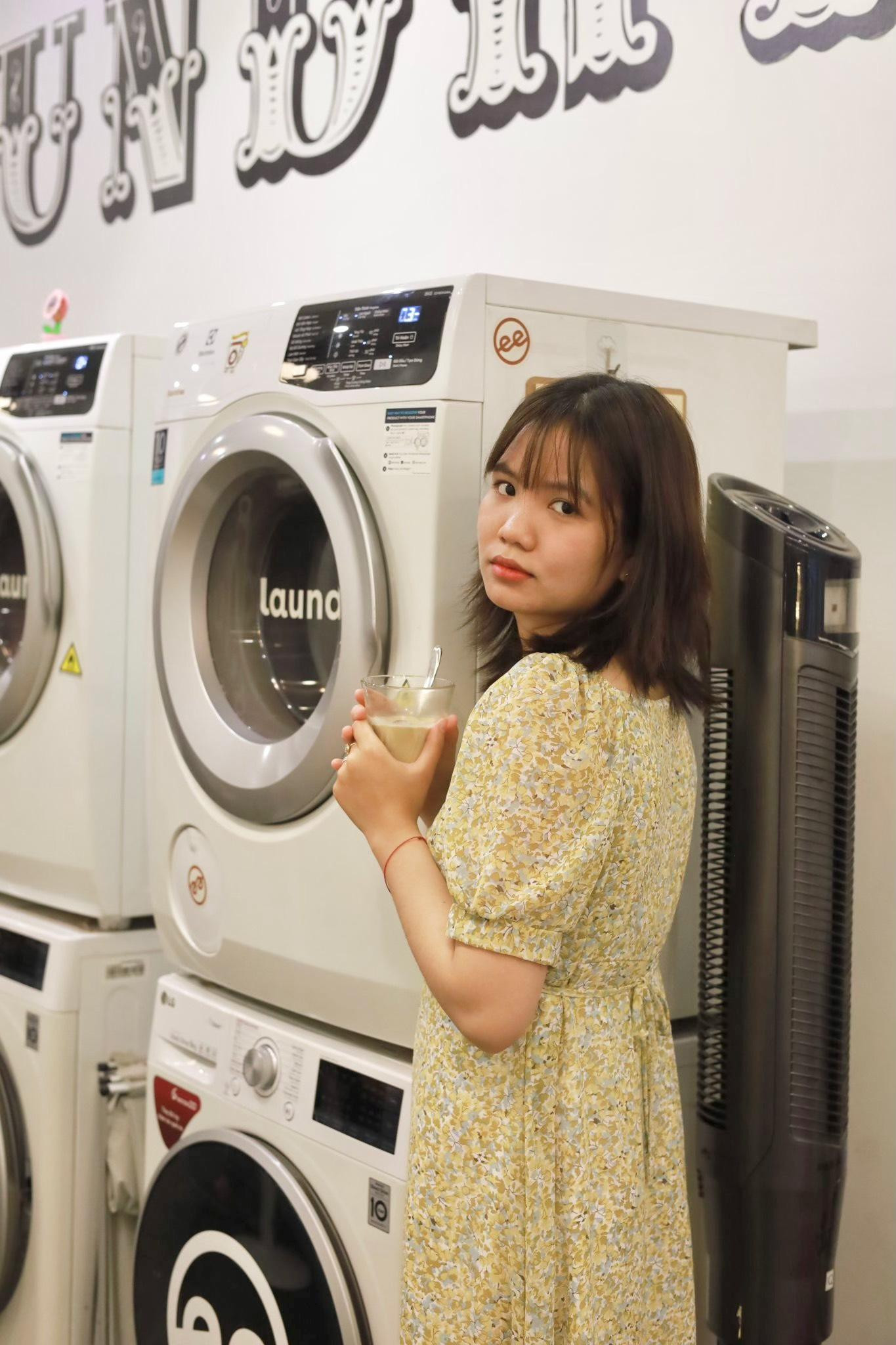Nhiều bạn trẻ tới quán giặt quần sẽ uống cà phê và tranh thủ check in.
