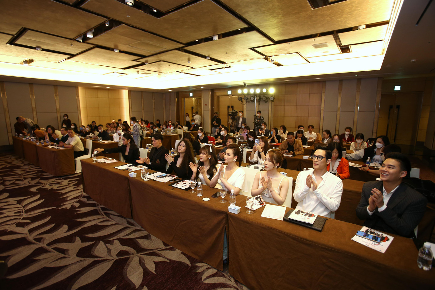 Họp báo ra mắt bộ phim "Chồng cũ, vợ cũ, người yêu cũ".