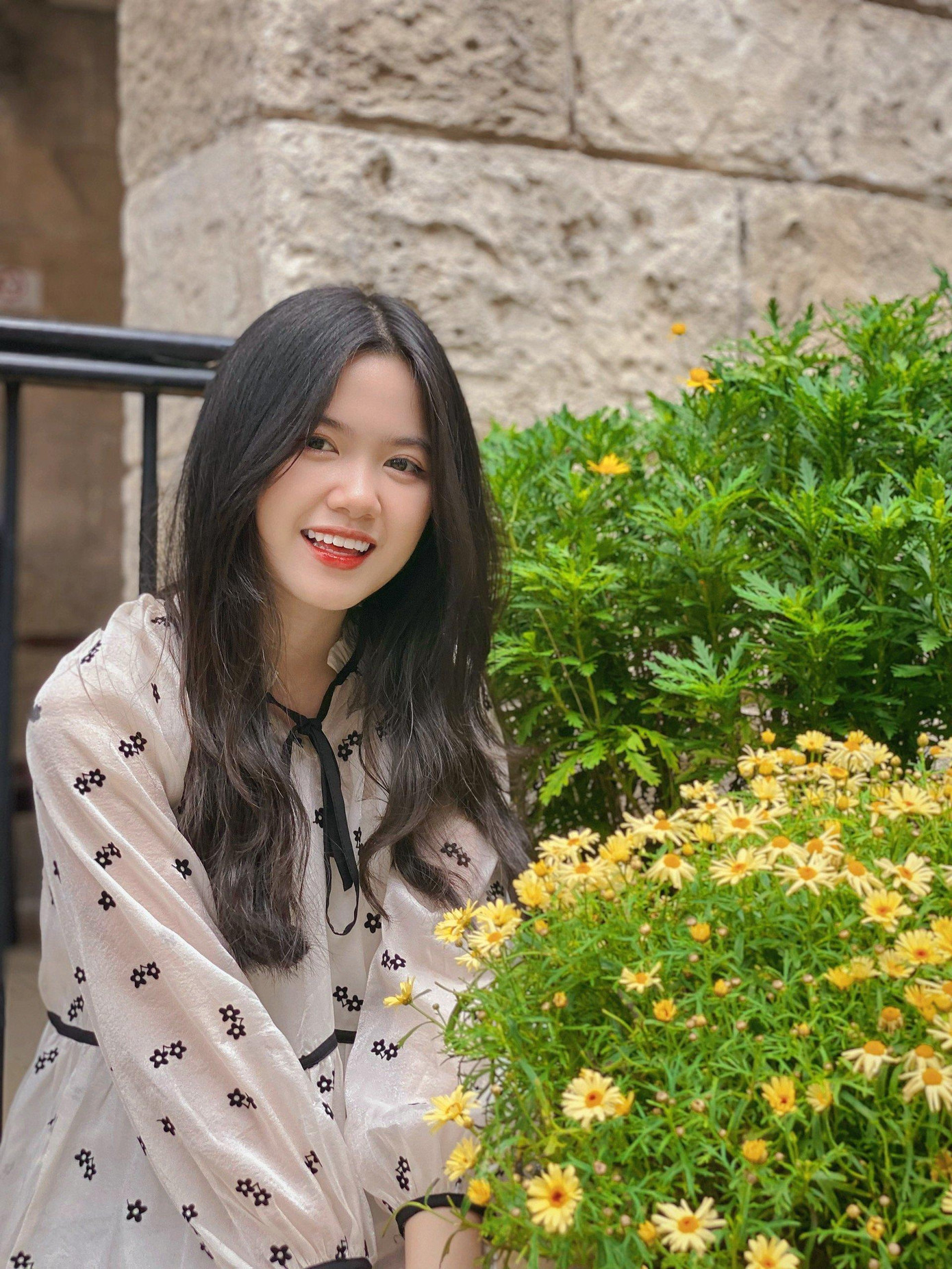 Quỳnh Anh không những là cô gái giỏi giang mà cô nàng còn sở hữu gương mặt xinh đẹp. Quỳnh Anh không những là cô gái giỏi giang mà cô nàng còn sở hữu gương mặt xinh đẹp.