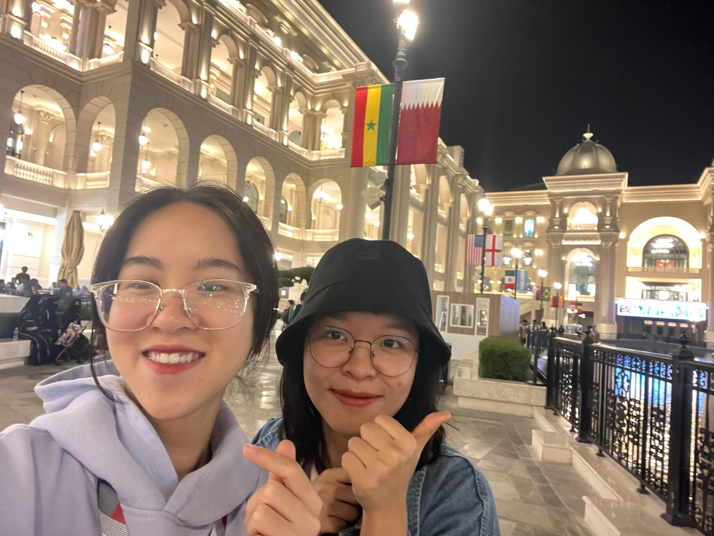 Cả hai thích thú khi thấy đường phố Doha được trang hoàng rực rỡ đón World Cup.