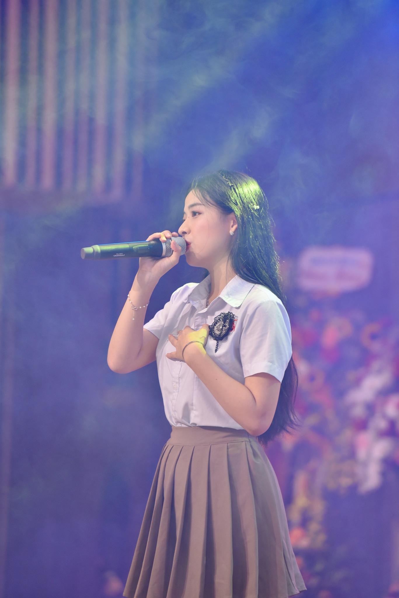 Dành niềm yêu thích ca hát, Khánh Vân rất thích cảm giác lúc ngân nga tiếng ca và được mọi người đón nhận, mới đây, cô bạn cũng có cơ hội góp mặt trong MV Chào Đà Nẵng.