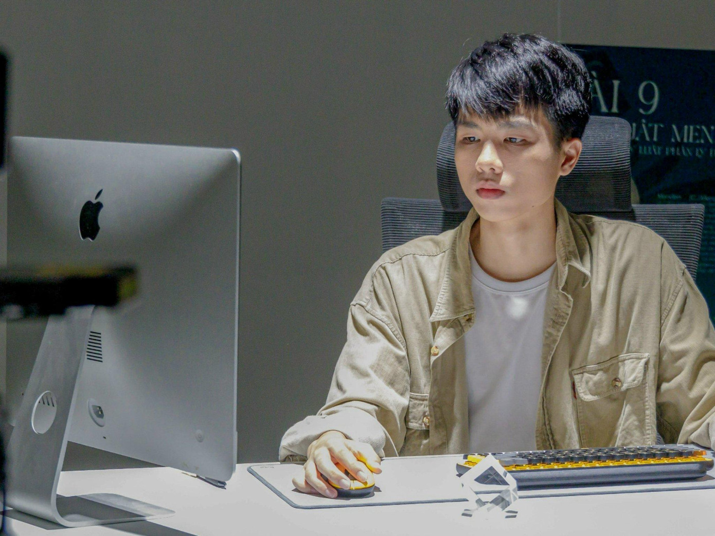 Bảo bắt đầu đam mê thiết kế đồ họa từ năm lớp 9. Bảo bắt đầu đam mê thiết kế đồ họa từ năm lớp 9.