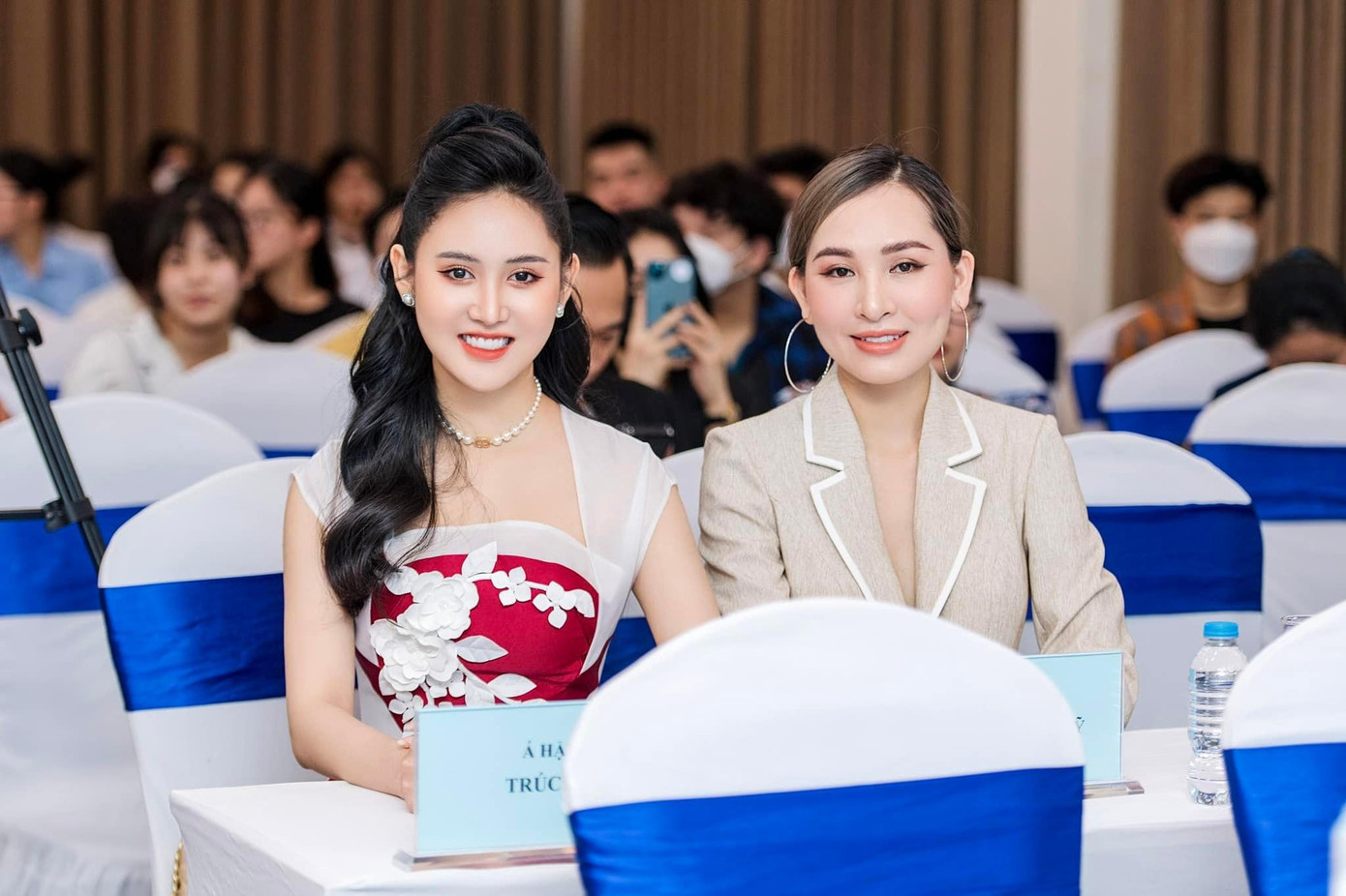 Hoa hậu Hồ Nguyễn Kim Sỹ và Á hậu Trúc Ny tại lễ ra mắt đặc san. Ảnh: Nguyễn Tiến Thành