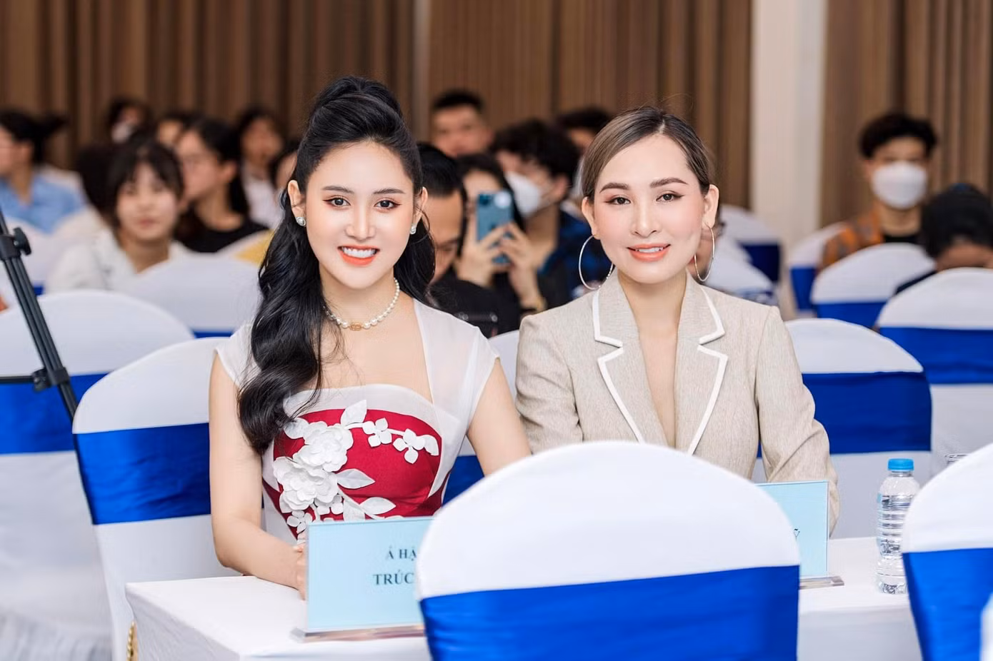 Hoa hậu Hồ Nguyễn Kim Sỹ và Á hậu Trúc Ny tại lễ ra mắt đặc san. Ảnh: Nguyễn Tiến Thành