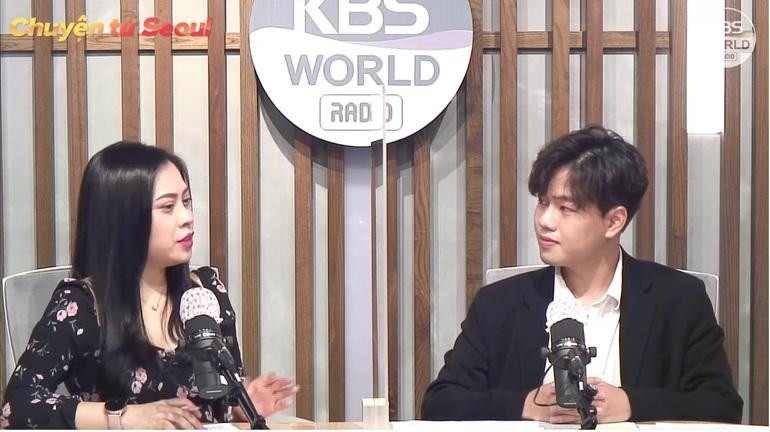 Hoàng chia sẻ câu chuyện giúp đỡ du học sinh cách ly tại Hàn Quốc trên đài KBS. Hoàng chia sẻ câu chuyện giúp đỡ du học sinh cách ly tại Hàn Quốc trên đài KBS.