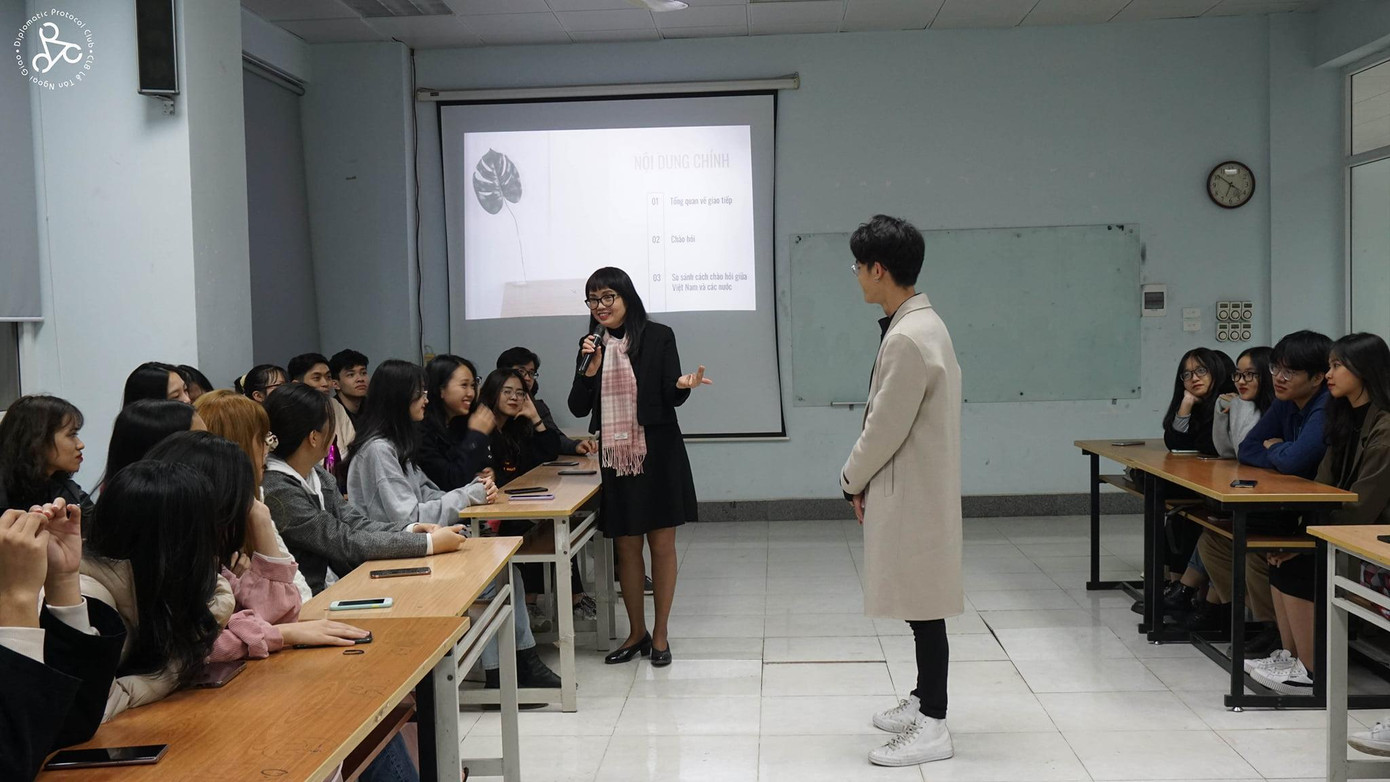 Buổi training “Chào hỏi trong Lễ tân Ngoại giao” với diễn giả Doãn Mai Linh - Giảng viên khoa Chính trị quốc tế &amp; Ngoại giao, Học viện Ngoại giao.