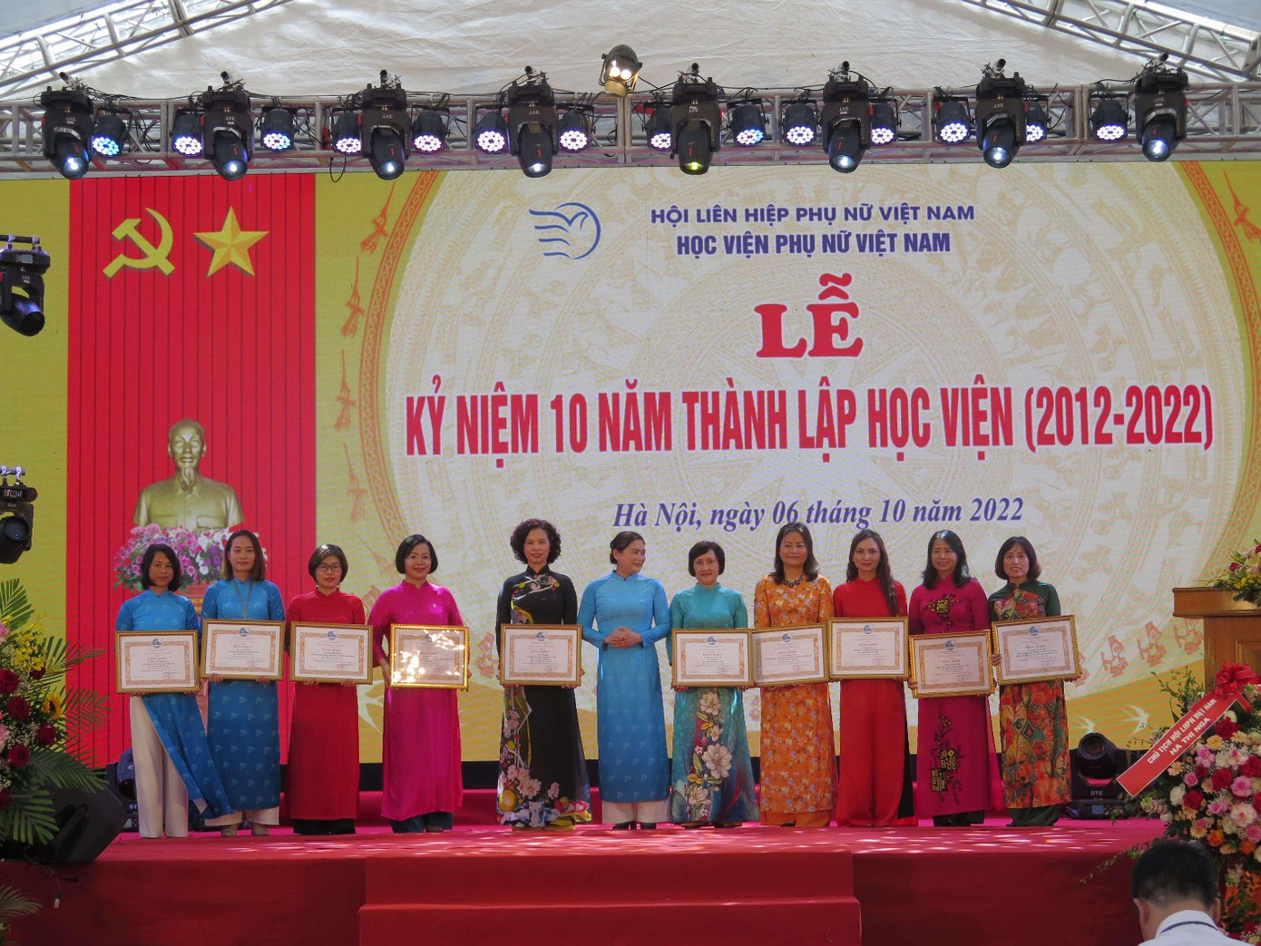 TS Đỗ Thị Thu Thảo - Phó chủ tịch thường trực Hội LHPN VN tặng giấy khen 10 cá nhân xuất sắc nhân dịp kỉ niệm 10 năm ngày thành lập Học viện.