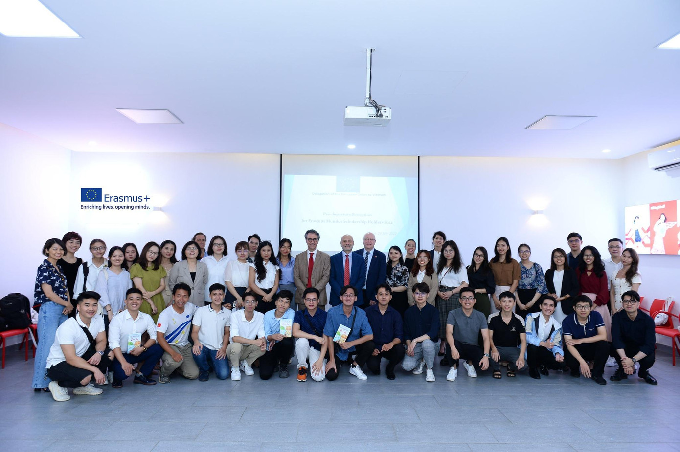 Hoài Phương cùng các bạn trúng tuyển Học bổng Erasmus Mundus 2022 tại buổi chúc mừng và gặp mặt trước khi lên đường do Phái đoàn Liên minh châu Âu tại Việt Nam tổ chức tháng 7/2022. Hoài Phương cùng các bạn trúng tuyển Học bổng Erasmus Mundus 2022 tại buổi chúc mừng và gặp mặt trước khi lên đường do Phái đoàn Liên minh châu Âu tại Việt Nam tổ chức tháng 7/2022.