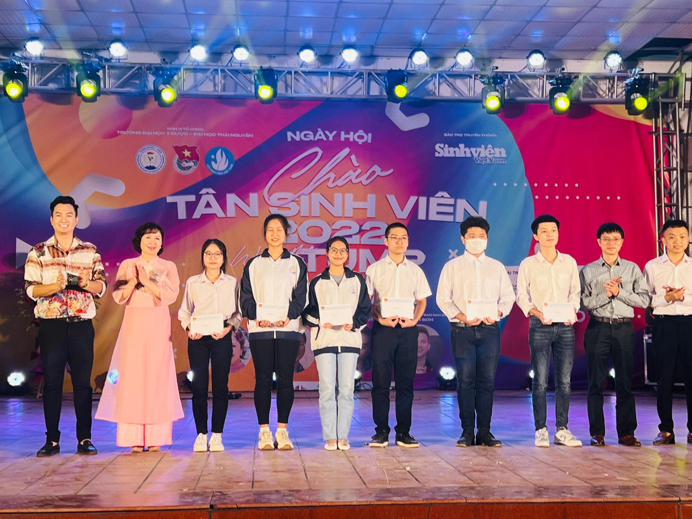 NSND Minh Hòa, nhà báo Nguyễn Tuấn Anh và diễn viên Phạm Anh Tuấn trao học bổng cho 6 thủ khoa đầu vào 6 chuyên ngành của Trường Đại học Y Dược - Đại học Thái Nguyên.