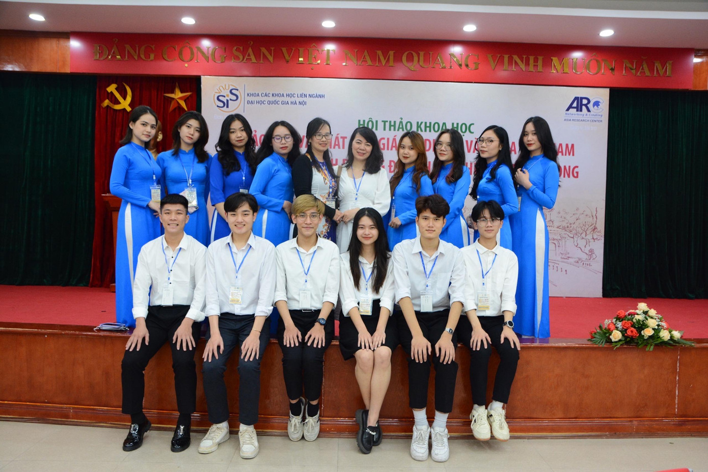 Hương Trang trong một buổi làm thư kí hội thảo. Hương Trang trong một buổi làm thư kí hội thảo.