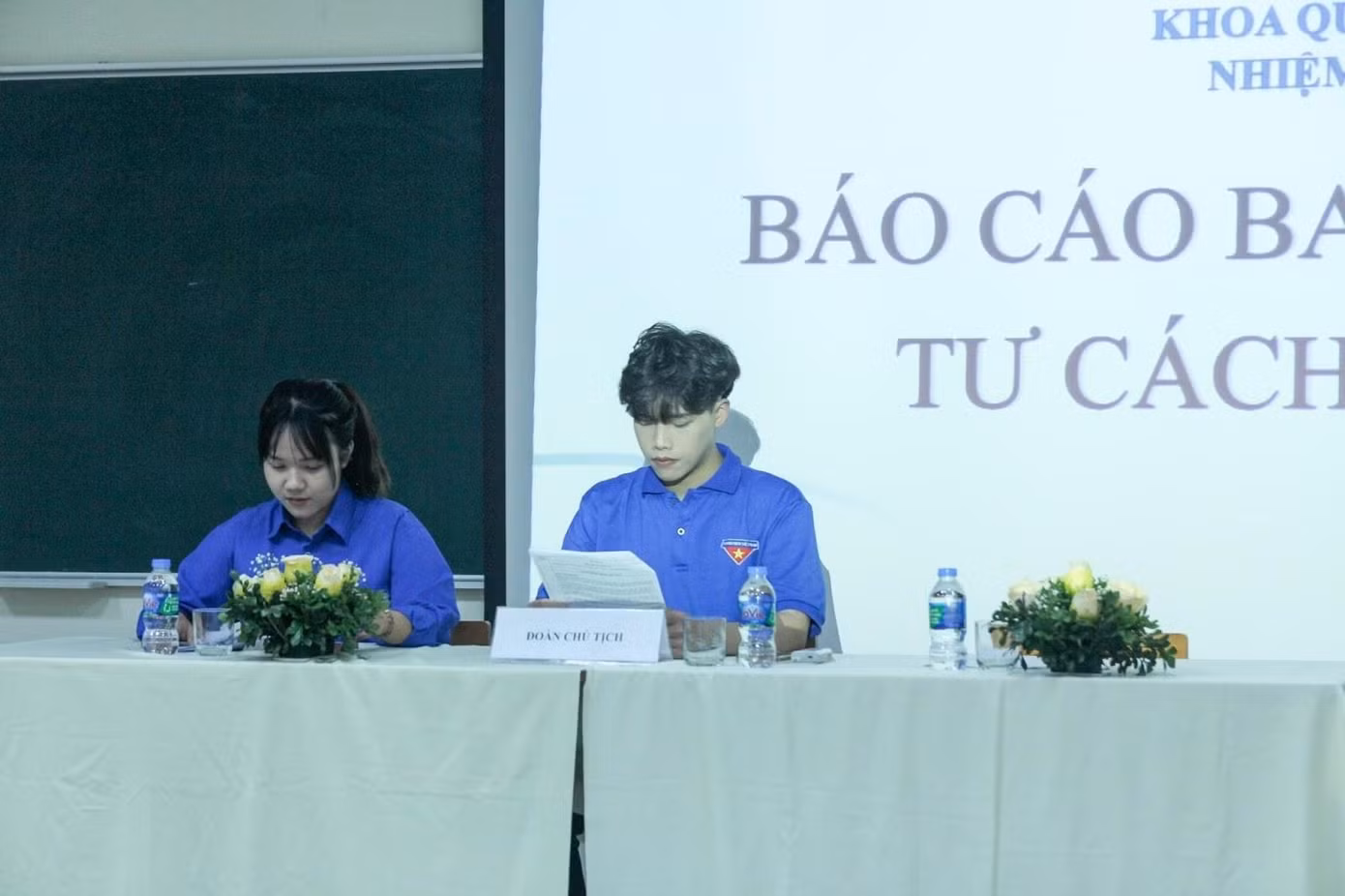 Bách chủ trì Đại hội Liên chi đoàn Quan hệ quốc tế với tư cách Bí thư.