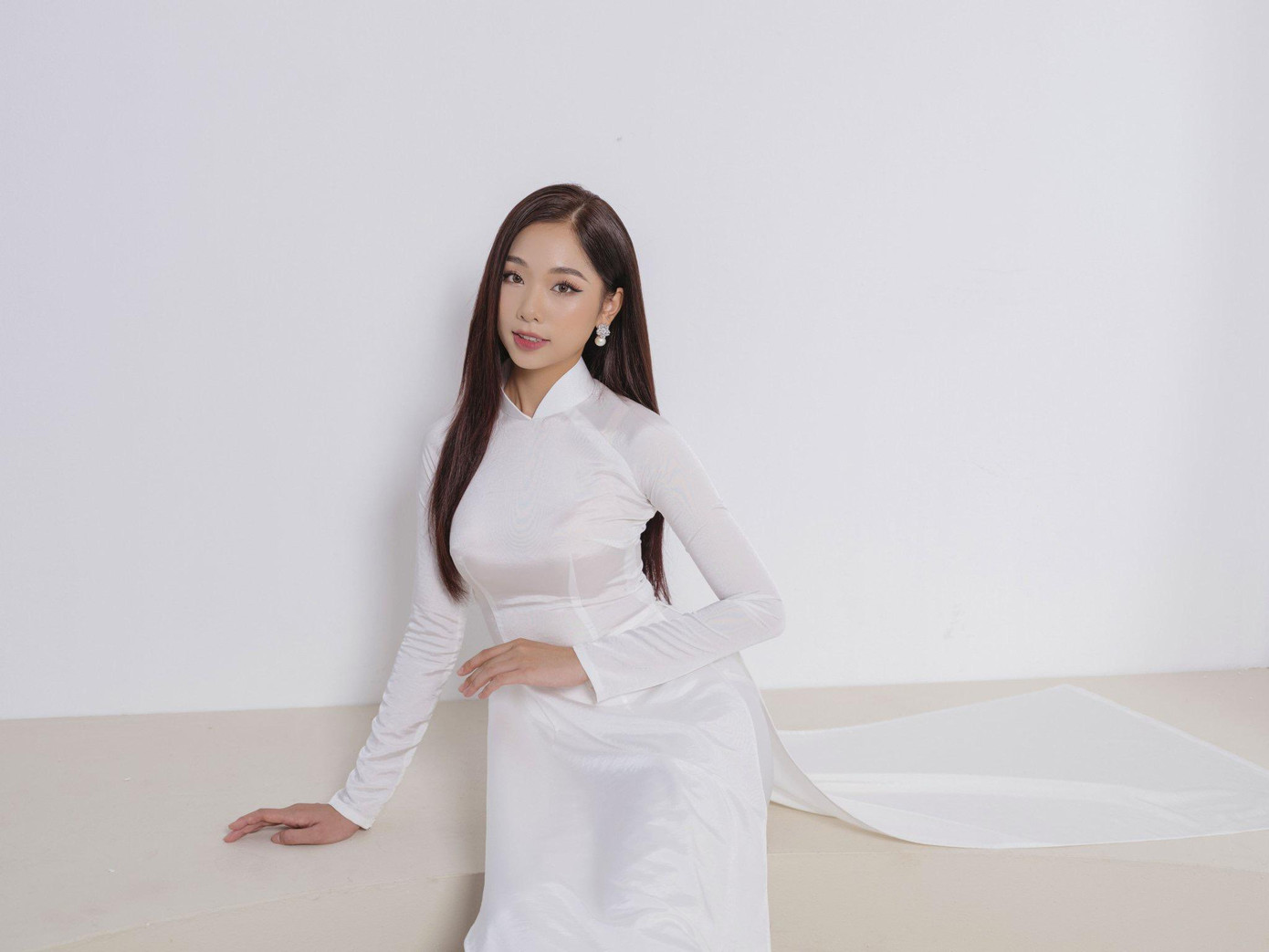 Thùy Dương thướt tha trong tà áo dài trắng tinh khôi. Thùy Dương thướt tha trong tà áo dài trắng tinh khôi.