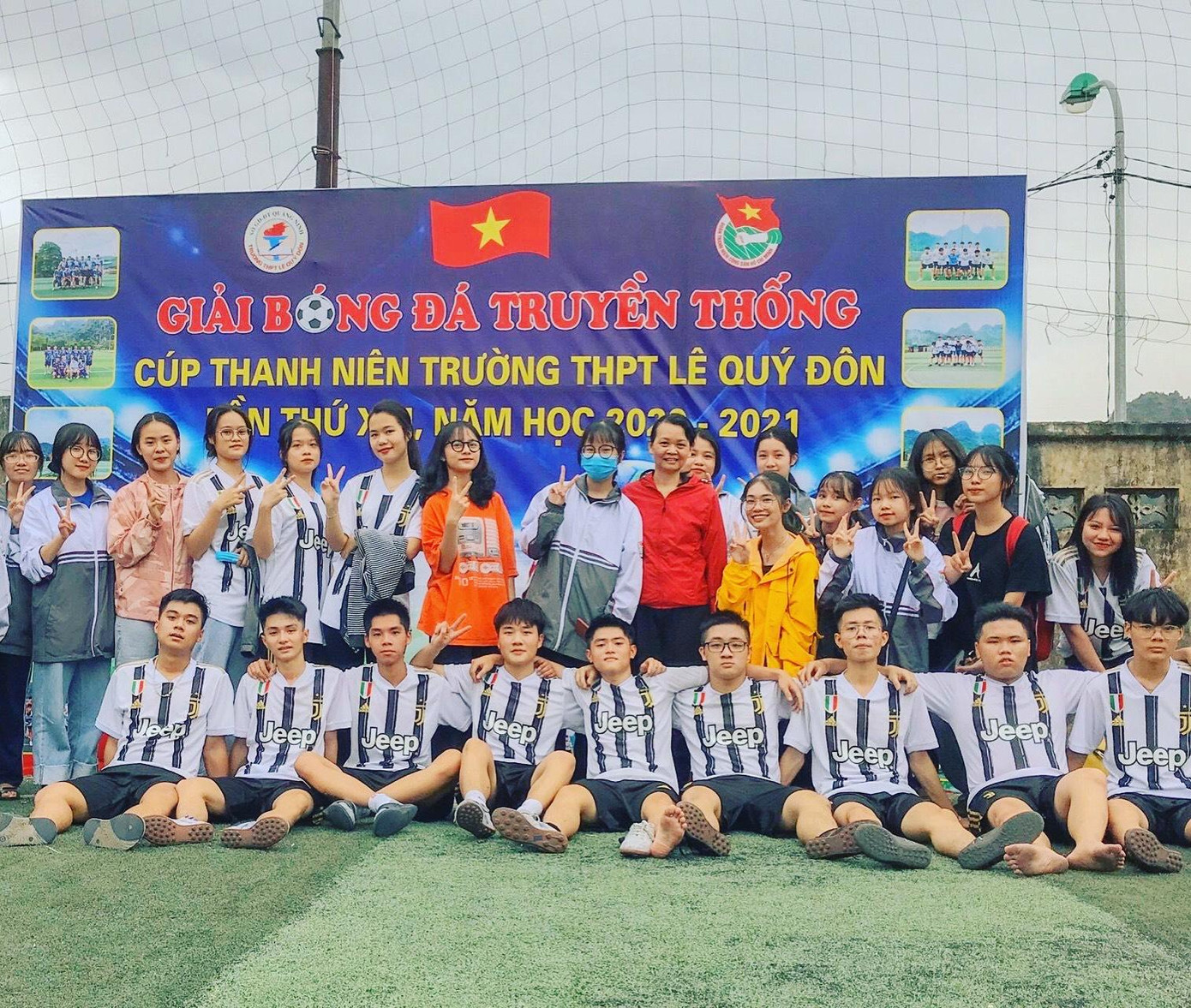 Quang Tiến tham gia các hoạt động thể thao do trường tổ chức.