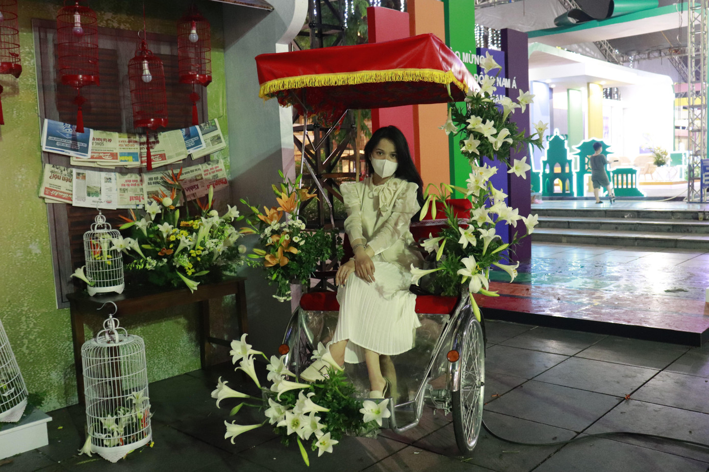 Trải nghiệm hoạt động đạp xích lô xung quanh bờ hồ Hoàn Kiếm.