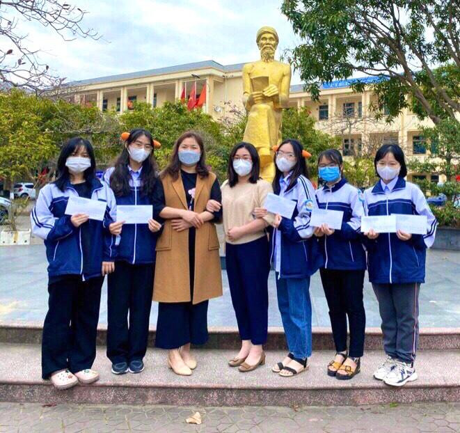 Mai Hiền cùng các cô và các bạn học sinh trong Đội tuyển Học sinh Giỏi Quốc gia môn Ngữ Văn năm học 2021 - 2022.