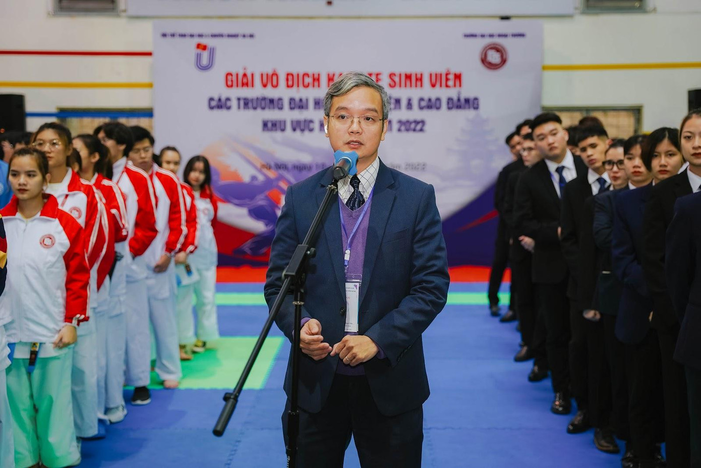 PGS. TS Đào Ngọc Tiến - Phó Hiệu trưởng Trường Đại học Ngoại thương phát biểu chào mừng tới các đại biểu, đại diện các đội tuyển thi đấu, tổ trọng tài cùng các cổ động viên đến từ các trường ĐH, HV & CĐ khu vực Hà Nội.