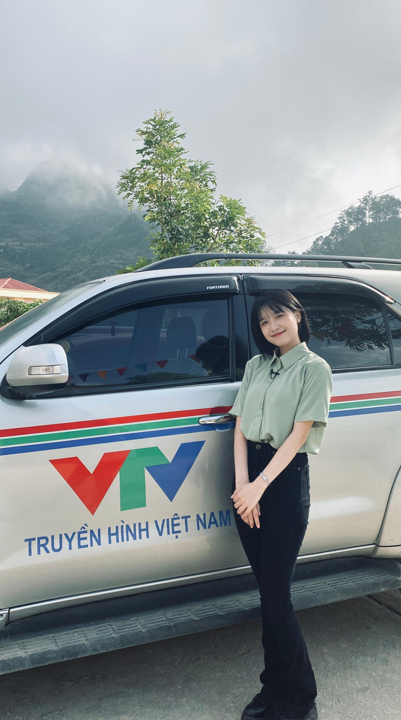 Cứ như vậy, công việc này từ “yêu thích” đã lớn thành “đam mê”, đam mê đến mức nếu mình có phải dẫn 1 chương trình vài tiếng đồng hồ, phải nói đến cháy họng thì mình vẫn cảm thấy hạnh phúc vô cùng. Cứ như vậy, công việc này từ “yêu thích” đã lớn thành “đam mê”, đam mê đến mức nếu mình có phải dẫn 1 chương trình vài tiếng đồng hồ, phải nói đến cháy họng thì mình vẫn cảm thấy hạnh phúc vô cùng.