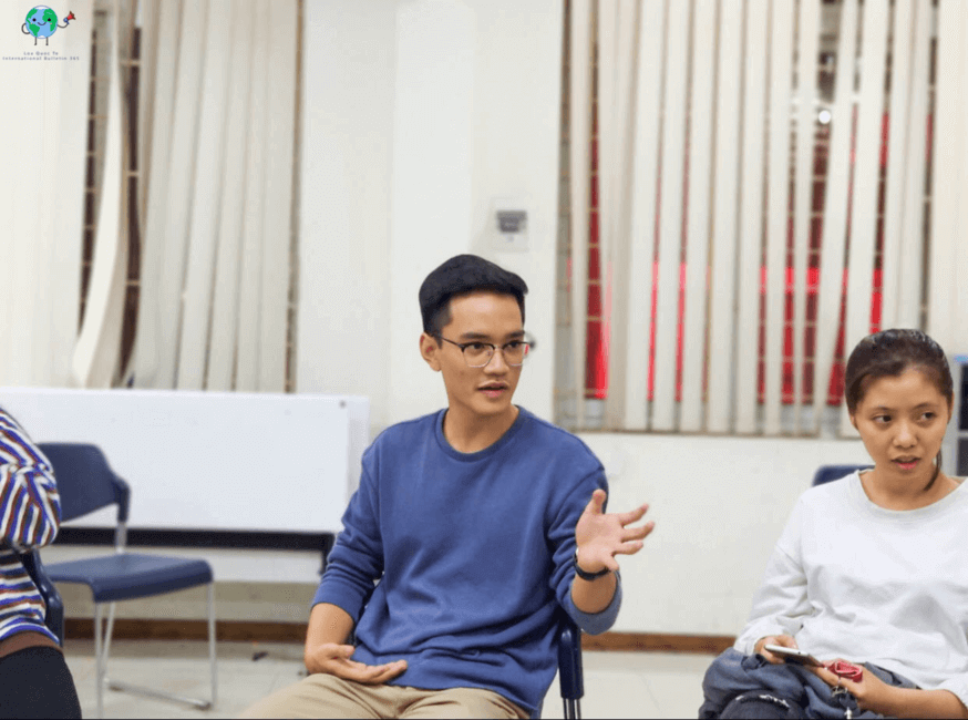 Bạn Phạm Minh Vương, cựu thành viên của Loa trong một buổi trò chuyện tại câu lạc bộ.