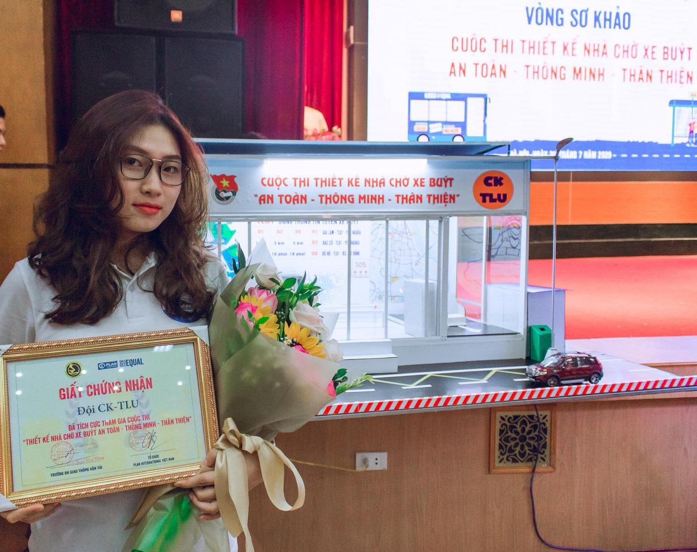 Nhờ sự cố gắng nỗ lực học tập không ngừng nghỉ, cô nàng đã gặt hái được nhiều thành tích trong học tập và hoạt động cộng đồng.