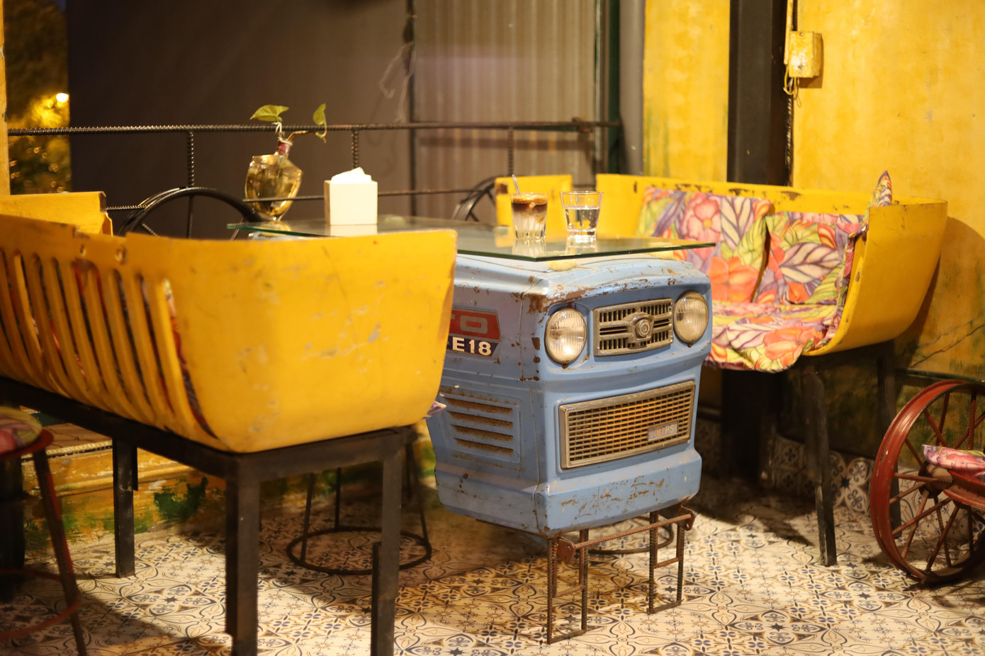 Đầu máy cày không còn sử dụng được anh Thơ sáng tạo thành bàn cà phê.