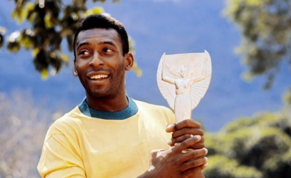 Nhiều người đã bày tỏ niềm thương tiếc trước sự ra đi của Vua bóng đá Pele.