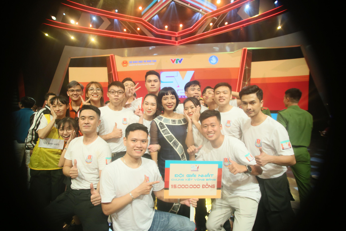 Hoàng Thị Linh Chi cùng đồng đội xuất sắc giành quán quân chung kết SV2020.