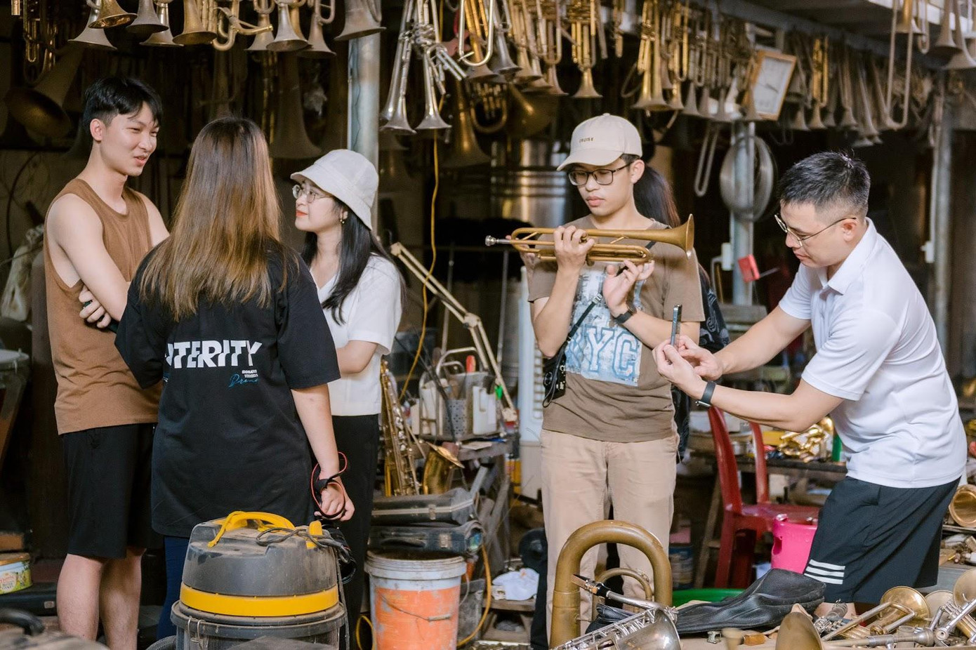 Giới trẻ hào hứng với những món đồ được bày bán ở đây. Ảnh Phan Hoàn