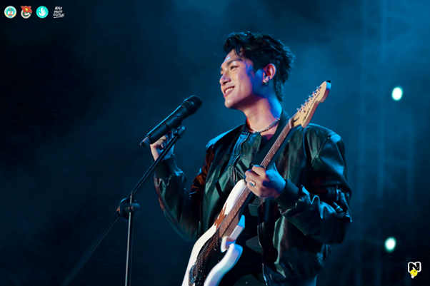 Nam ca sĩ Grey D với những bản ballad nhẹ nhàng.