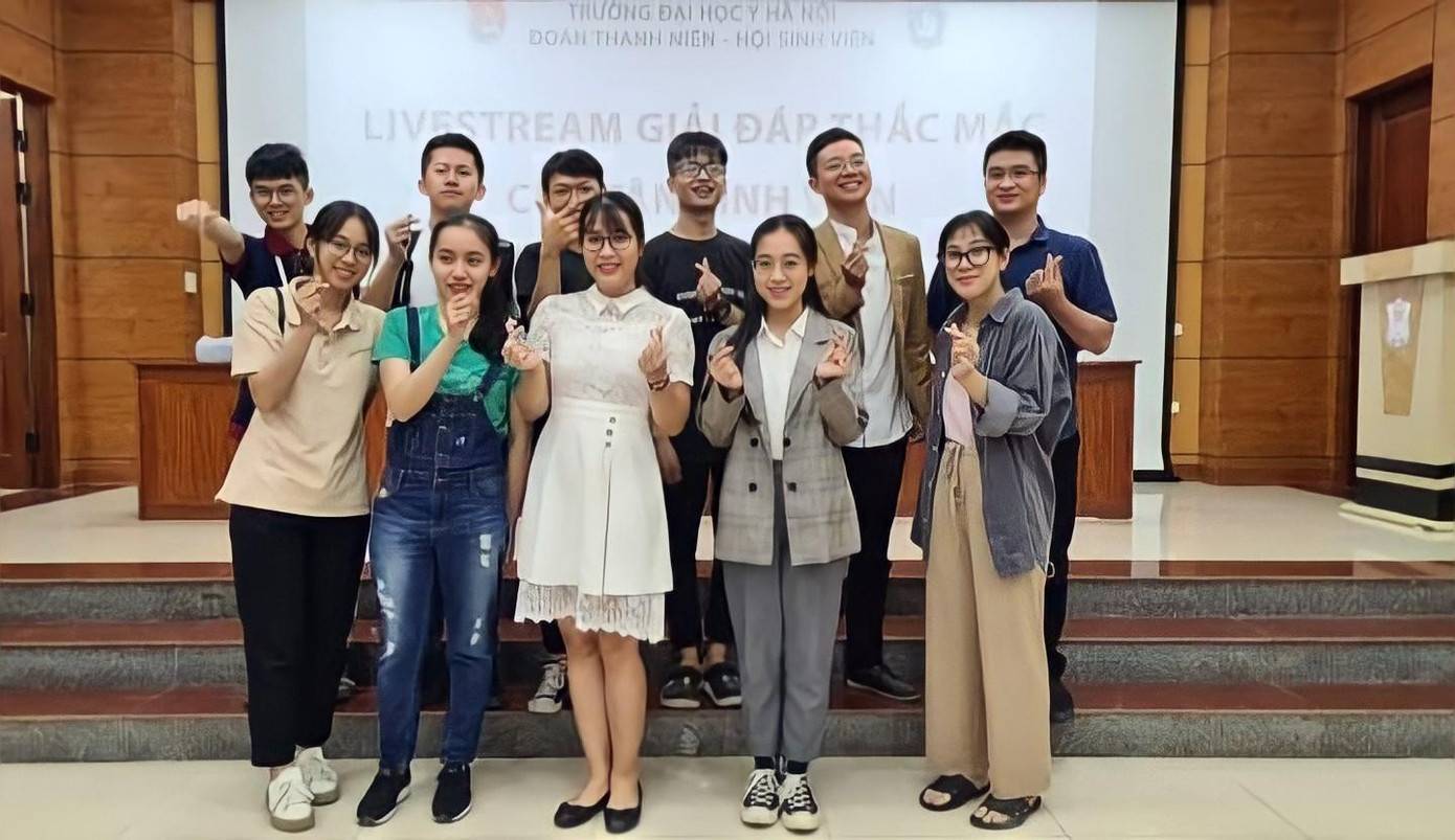 “Hoạt động xã hội còn là dịp để mọi người giao tiếp với nhau và thấu hiểu nhau nhiều hơn.” “Hoạt động xã hội còn là dịp để mọi người giao tiếp với nhau và thấu hiểu nhau nhiều hơn.”