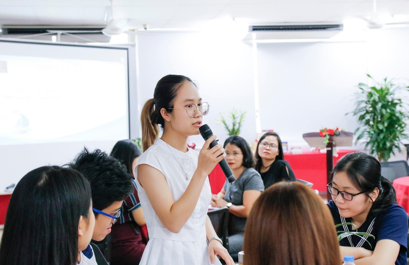 Nguyên trong một buổi diễn thuyết tại câu lạc bộ. Nguyên trong một buổi diễn thuyết tại câu lạc bộ.