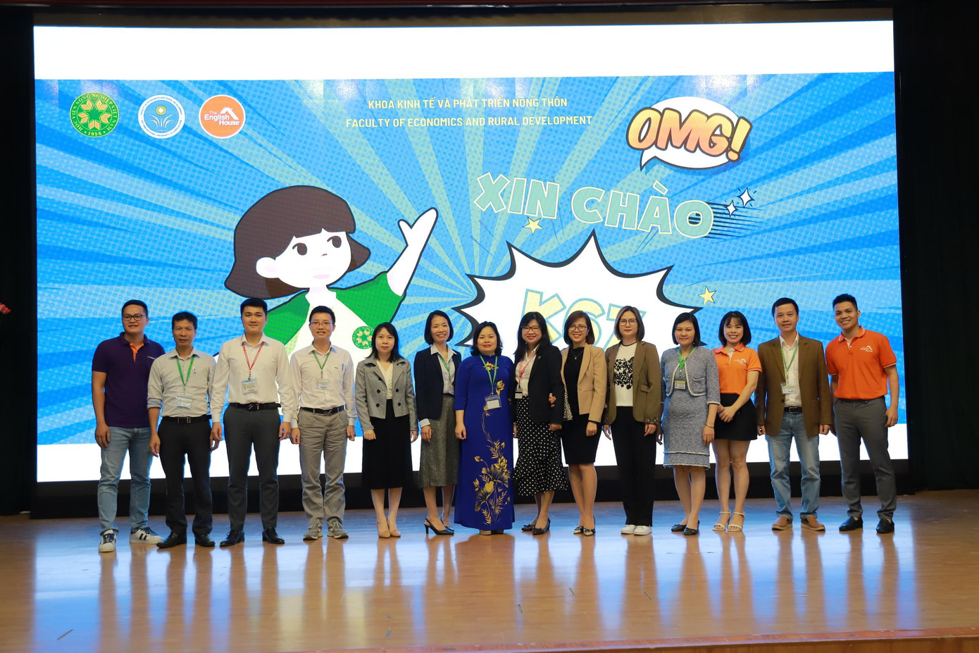 Ban Chủ nhiệm Khoa và các đơn vị đối tác chụp ảnh lưu niệm cùng các giảng viên chủ nhiệm. Ban Chủ nhiệm Khoa và các đơn vị đối tác chụp ảnh lưu niệm cùng các giảng viên chủ nhiệm.