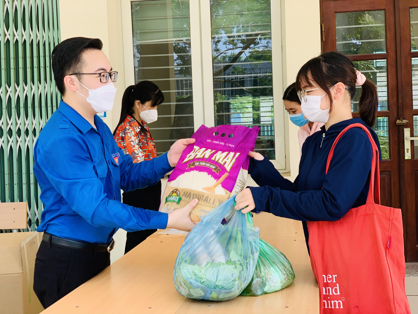 Tuấn Thành tham gia cùng Đoàn Thanh niên Học viện trao quà hỗ trợ sinh viên bị ảnh hưởng bởi dịch bệnh COVID - 19. Tuấn Thành tham gia cùng Đoàn Thanh niên Học viện trao quà hỗ trợ sinh viên bị ảnh hưởng bởi dịch bệnh COVID - 19.