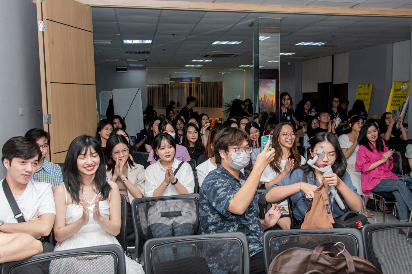 Nhiều bạn sinh viên hưởng ứng theo dõi chương trình. Nhiều bạn sinh viên hưởng ứng theo dõi chương trình.