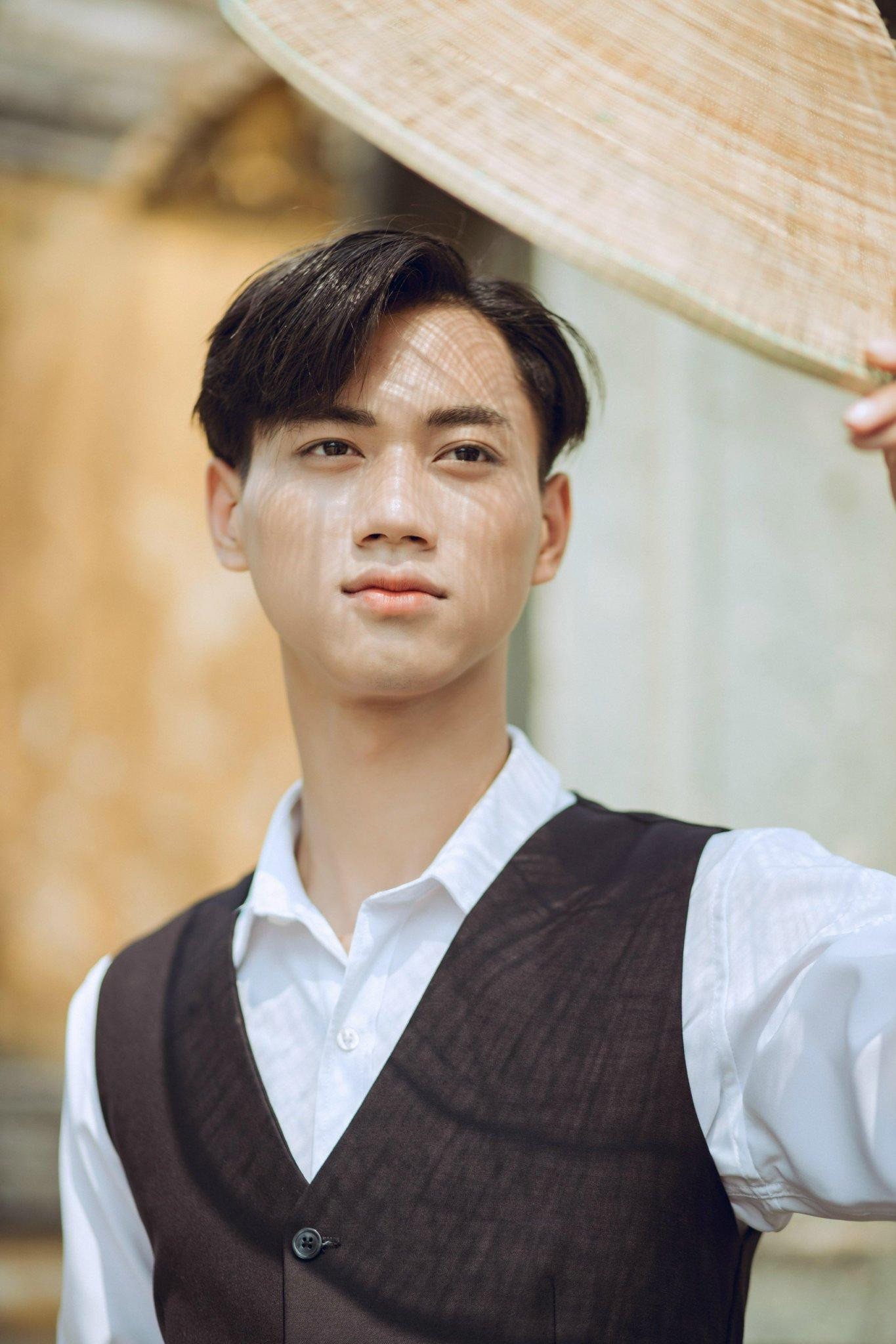 Nguyễn Dương (sinh năm 2001) sinh ra và lớn lên ở Tiền Giang, hiện đang theo học ngành Kỹ thuật xây dựng Công trình thủy, thuộc Phân hiệu Đại học Thuỷ Lợi. Nguyễn Dương (sinh năm 2001) sinh ra và lớn lên ở Tiền Giang, hiện đang theo học ngành Kỹ thuật xây dựng Công trình thủy, thuộc Phân hiệu Đại học Thuỷ Lợi.