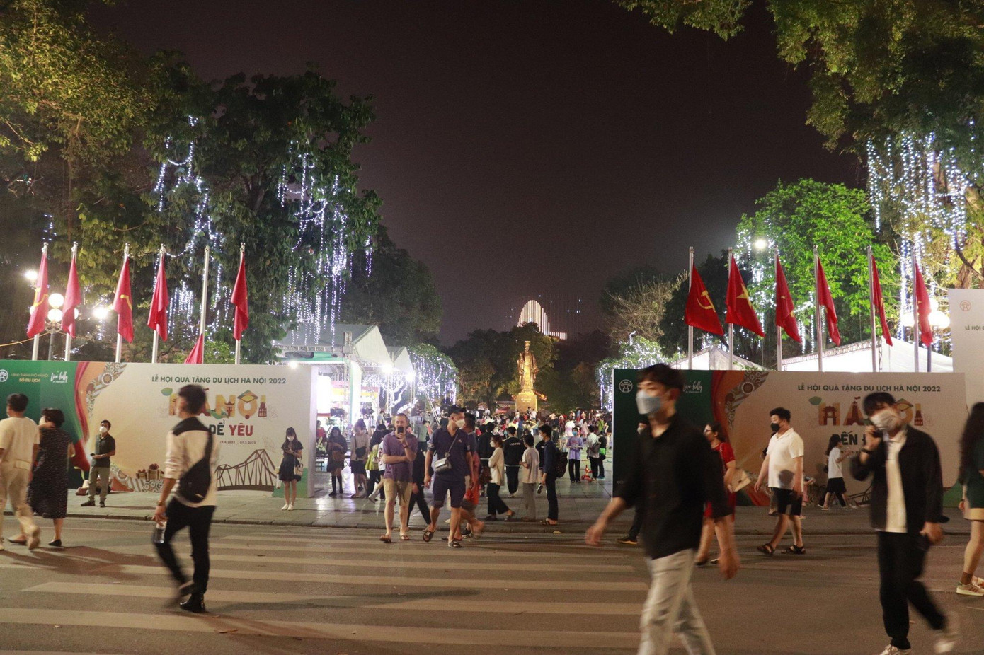 Sân khấu chính tại tượng đài Lý Thái Tổ là nơi tổ chức lễ khai mạc, các hoạt động biểu diễn nghệ thuật, trình diễn kỹ thuật chế biến món ăn, tổ chức gameshows để thu hút du khách.