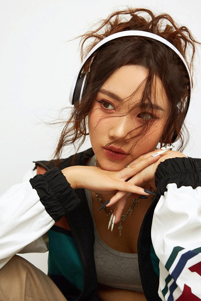 Bộ ảnh “Girl in the city” của Mai Huê được lấy cảm hứng từ những cô gái Gen Z trẻ trung, phóng khoáng, phá đảo mọi giới hạn của bản thân để trở nên nổi bật.