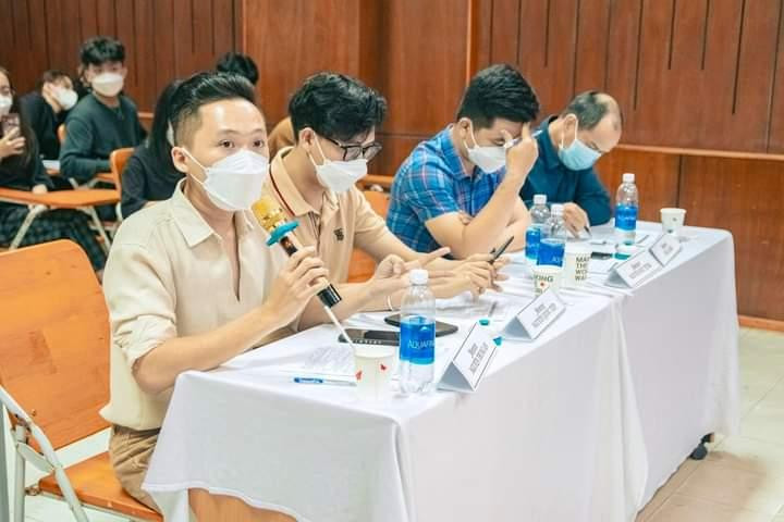 Các mentor căng thẳng giành thí sinh về đội mình ở vòng đề án.