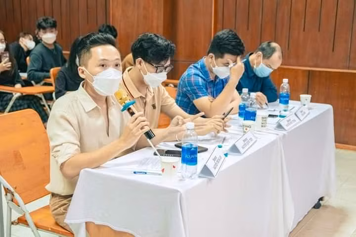 Các mentor căng thẳng giành thí sinh về đội mình ở vòng đề án.