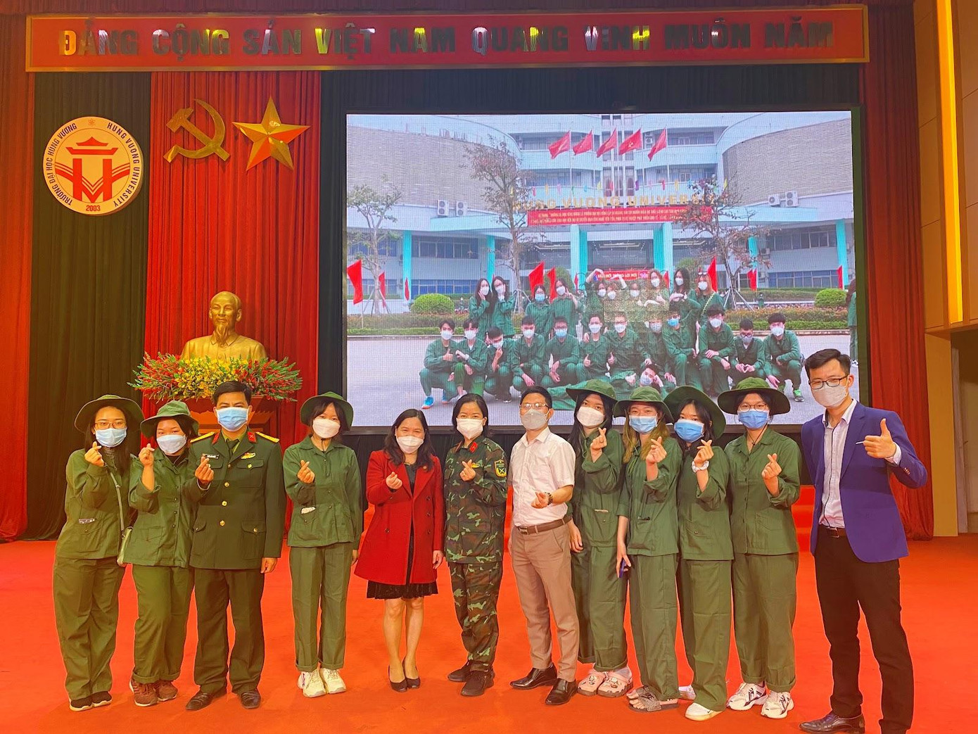 Thầy cô và sinh viên cùng nhau chụp ảnh kỷ niệm cho một kỳ quân sự nhiều ý nghĩa.