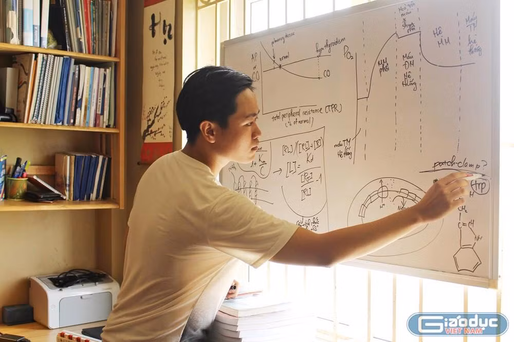 Là người xây dựng Dự án Biology for All (Sinh học cho mọi người Việt Nam), hơn 2 năm nay, góc học tập tại nhà của Ngọc Hà trở thành không gian của những lớp học online miễn phí về Sinh học.