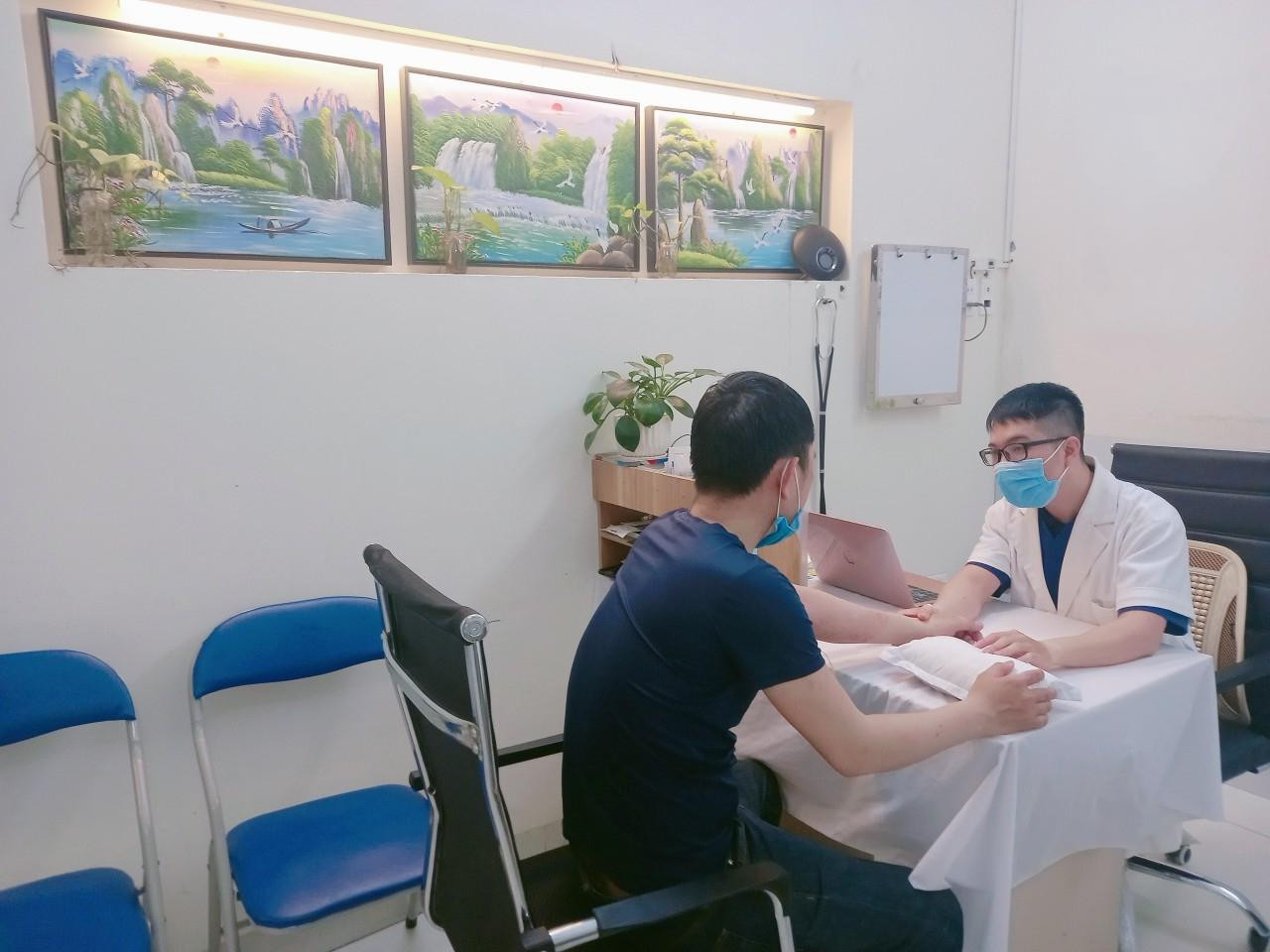 Bác sĩ Duy đã và đang cố gắng vững bước trên con đường gian truân với ngành Y học Cổ truyền. Bác sĩ Duy đã và đang cố gắng vững bước trên con đường gian truân với ngành Y học Cổ truyền.