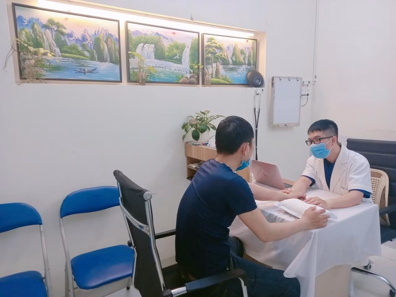 Bác sĩ Duy đã và đang cố gắng vững bước trên con đường gian truân với ngành Y học Cổ truyền.