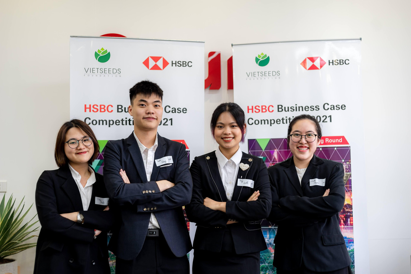 2 trong 4 sinh viên đại diện Học viện Tài chính tham dự cuộc thi “HSBC Business Case” là thủ khoa khóa 56 (Thùy Linh đứng thứ 2 từ phải qua).