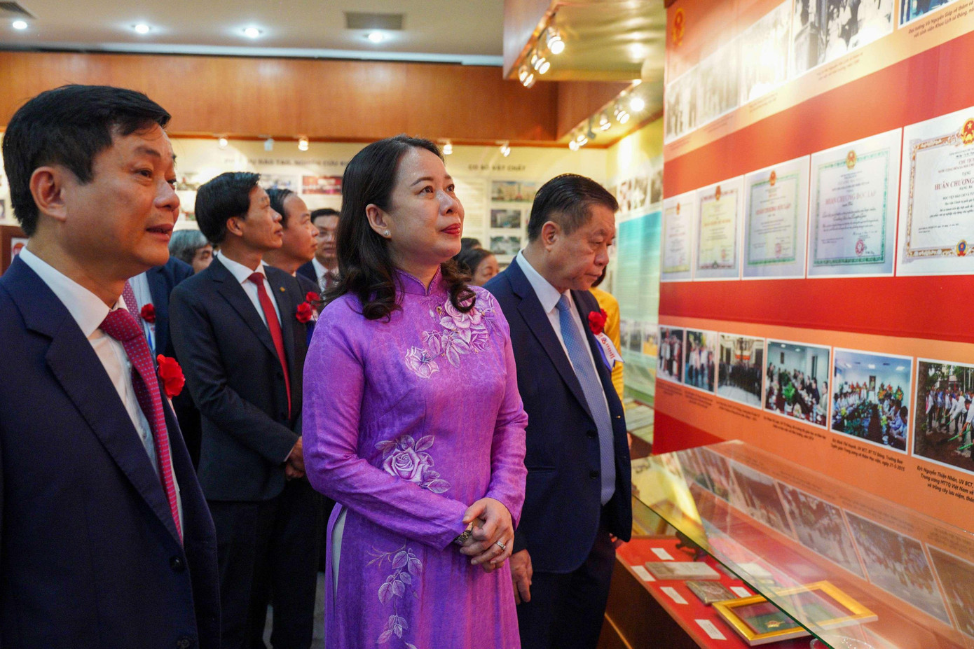 Trưởng ban Tuyên giáo TW – Nguyễn Trọng Nghĩa, Phó Chủ tịch nước - Võ Thị Ánh Xuân (Từ phải sang) thăm phòng truyền thống của Học viện Báo chí và Tuyên truyền. Ảnh: Lê Trung Trưởng ban Tuyên giáo TW – Nguyễn Trọng Nghĩa, Phó Chủ tịch nước - Võ Thị Ánh Xuân (Từ phải sang) thăm phòng truyền thống của Học viện Báo chí và Tuyên truyền. Ảnh: Lê Trung