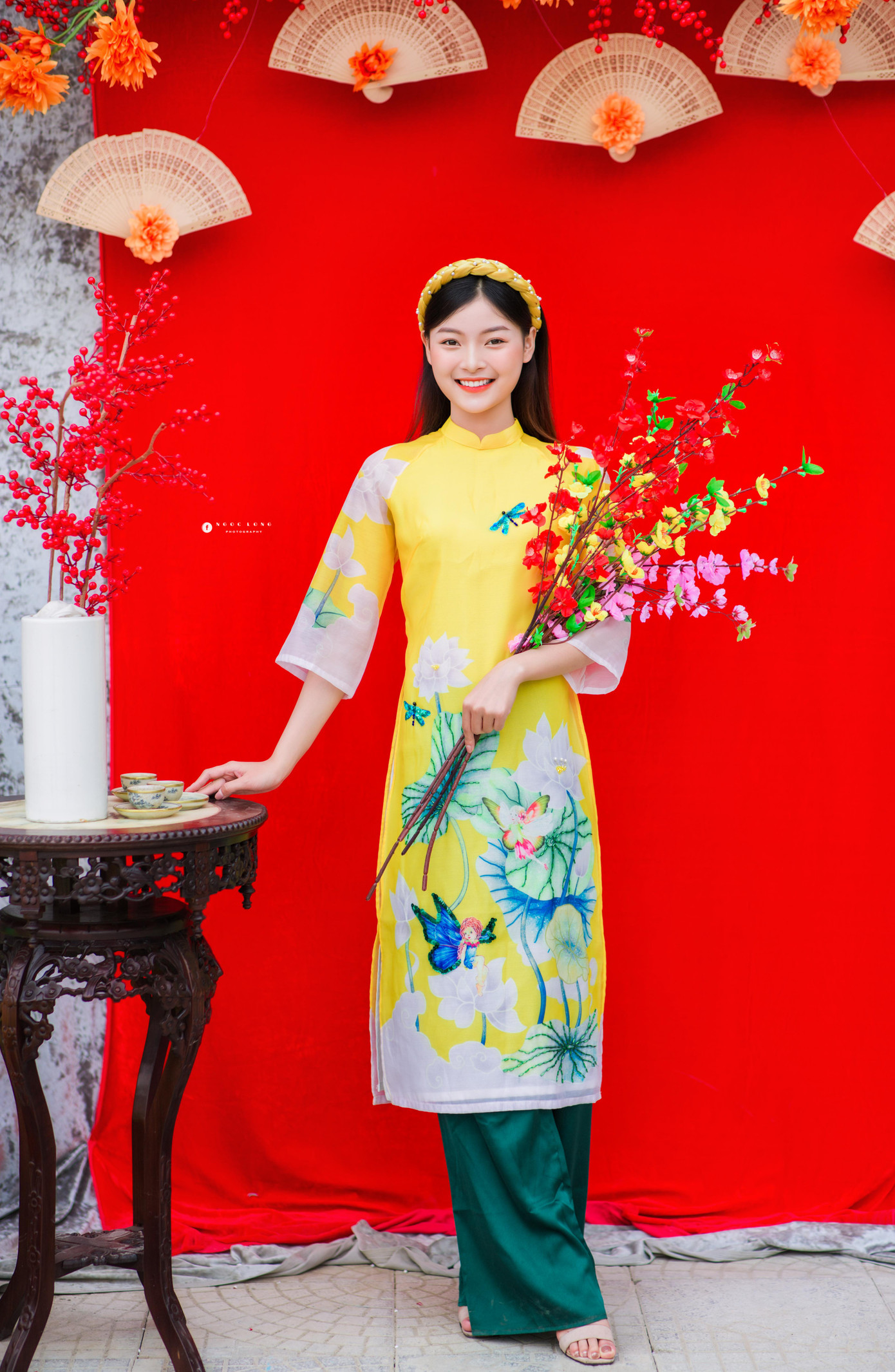 Thu Huyền chụp hình với hoa đào, hoa mai.