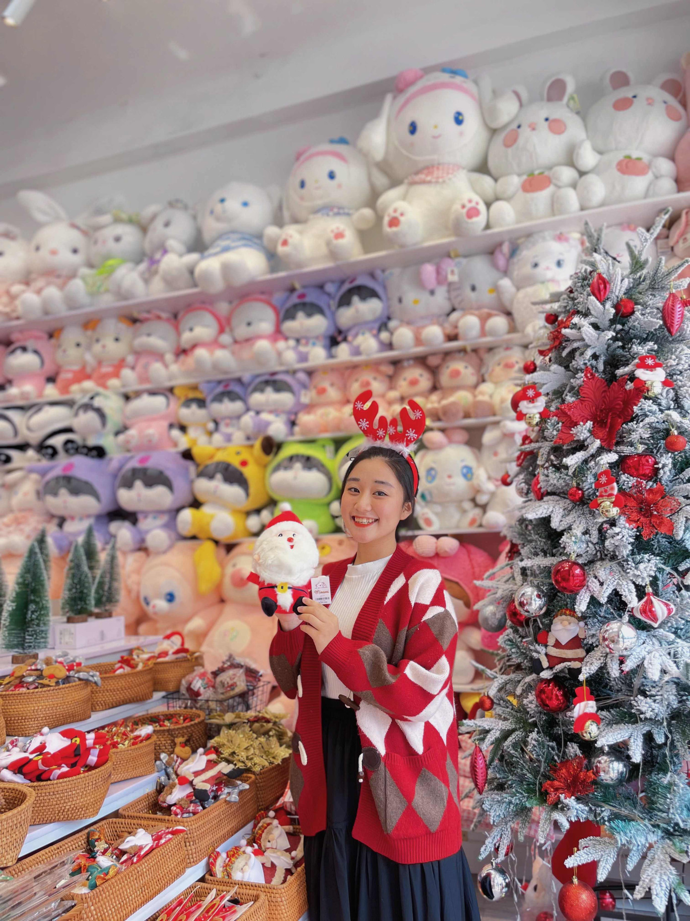 Bảo Khánh sinh viên năm nhất trường Đại học Kinh tế, Đại học Đà Nẵng. Bảo Khánh sinh viên năm nhất trường Đại học Kinh tế, Đại học Đà Nẵng.